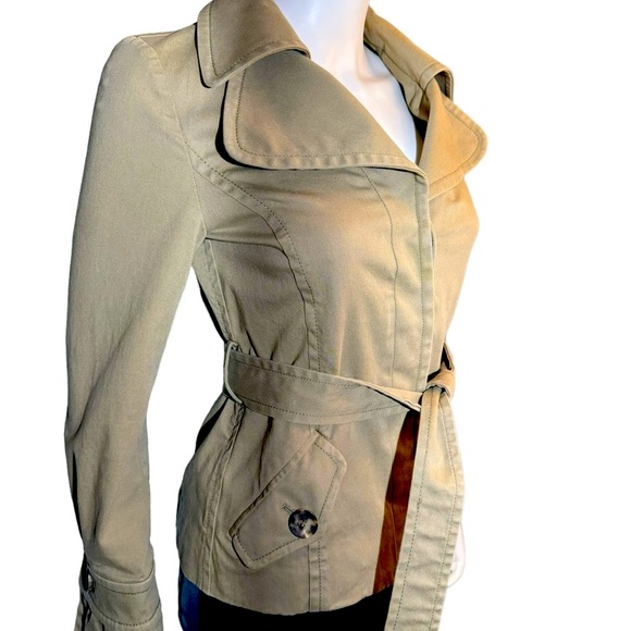 Valentino Trench Coat Sz M Long Sleeves Made in Italy Buttoned Closure Belted - Picture 2 of 11